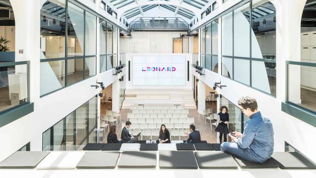 Leonard prend siège à Paris