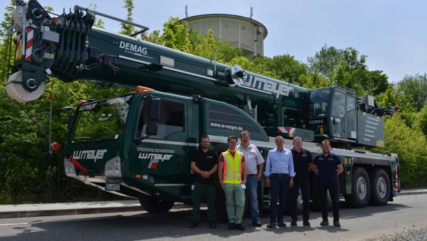 W. Mayer prend livraison d'une grue Demag
