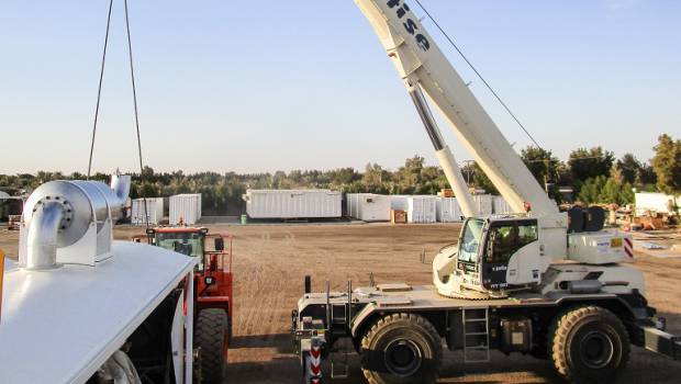 Une grue Terex RT 90 mise à rude épreuve dans le désert d'Arabie