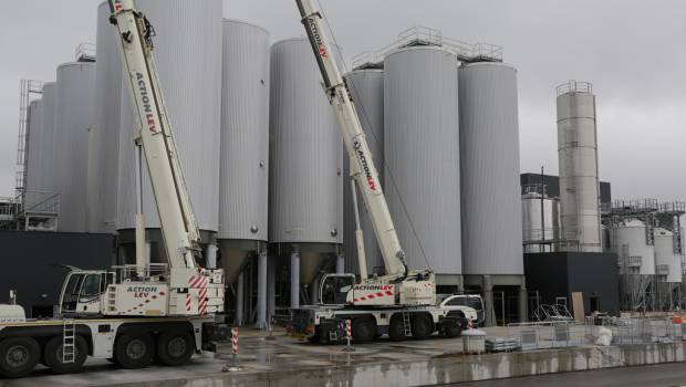 Des grues Demag installent plusieurs cuves à bière à Arques