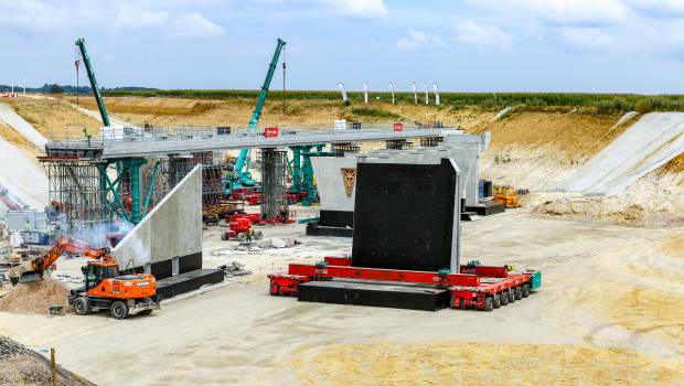 Prolongement de l'A16 : le ripage du pont-rail de Montsoult est achevé