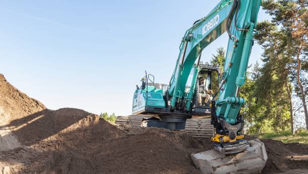 La pelle Kobelco se dote d'un tiltrotateur Engcon et d'un guidage Leica