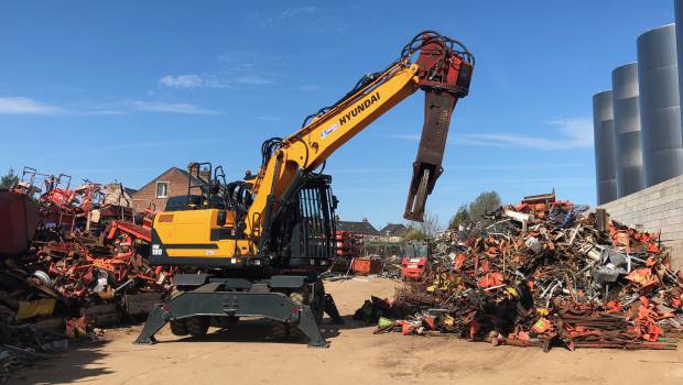 La Hyundai HW180 efficace aussi pour recycler des ferrailles et métaux  