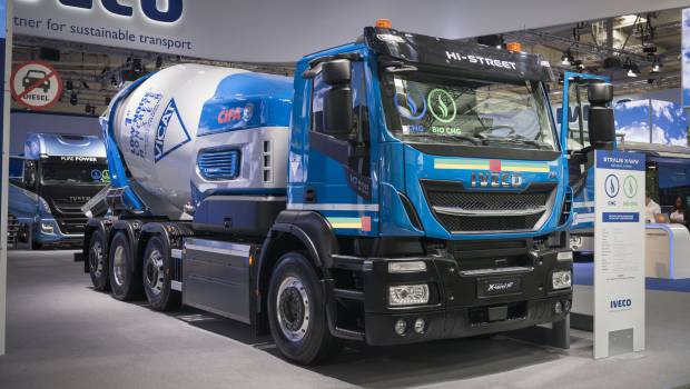 Un Stralis X-WAY NP équipé d'un malaxeur électrique Cifa