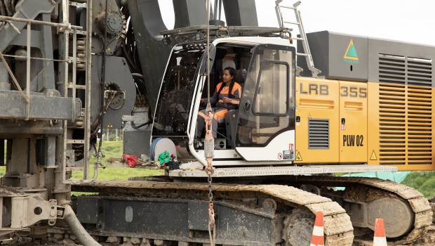 Une jeune femme aux commandes d’une LRB 355 en Colombie