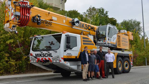 Mikschl Autokrane rempile avec une Demag AC 100-4L