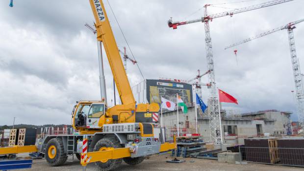 Cadarache : une grue Terex RT 90 sur le projet ITER