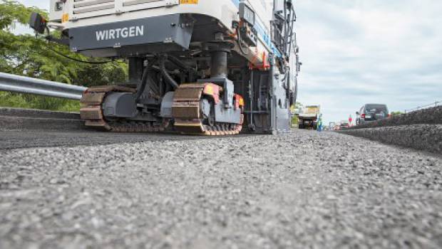 Une fraiseuse Wirtgen W210 en action sur une autoroute au Japon
