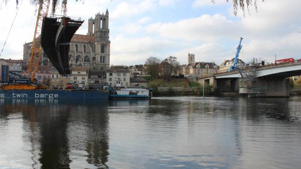 Mantes-la-Jolie : la Grande-Passerelle est posée