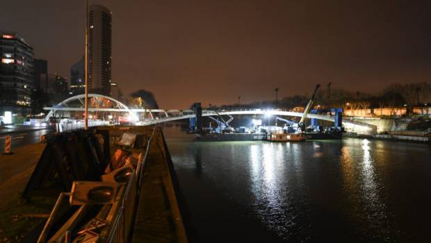 Une travée de la passerelle de Puteaux posée le soir de la Saint-Sylvestre