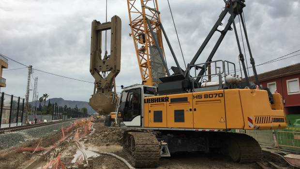 5 grues à flèche treillis Liebherr à grande vitesse en Murcie