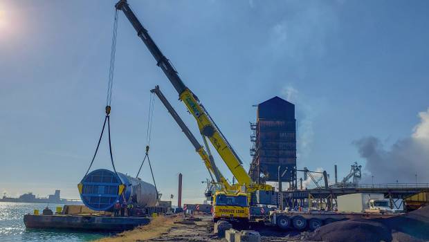 Un duo de grues Grove à la manoeuvre sur les docks de Detroit