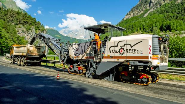 Wirtgen fraise 10 km de couche de roulement au pied du Mont Blanc