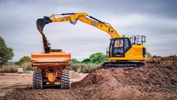 JCB étoffe sa gamme de pelles de Série X