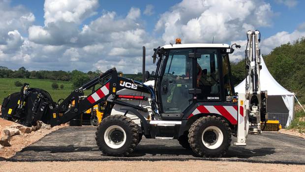 Un « tracto » JCB pour l'entretien des routes