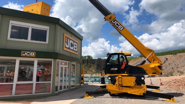 Le premier télescopique rotatif de JCB