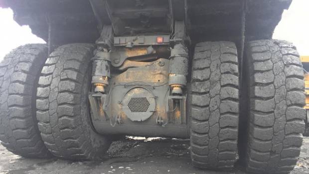 Un pneu géant Magna Tyres dans une mine russe