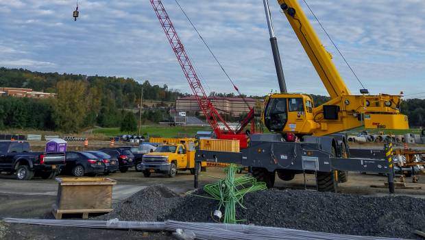 Une Grove GRT880 prend la route 17 à New York