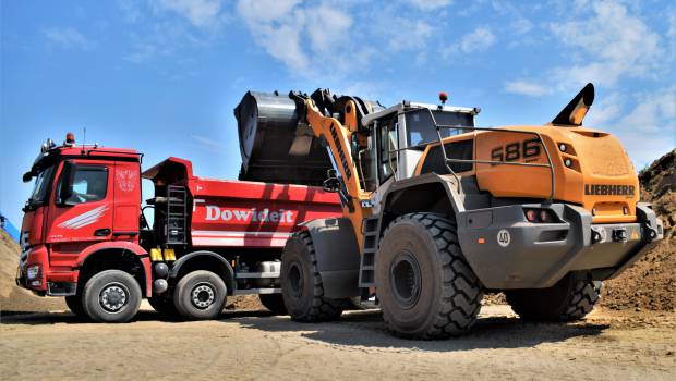Une chargeuse XPower à l'éclairage adaptatif pour Dowideit Recycling