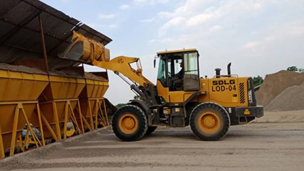 Une chargeuse SDLG 936L à Sumatra