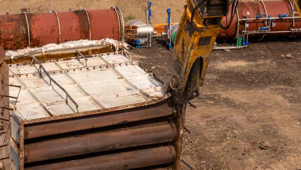 Une cisaille Indeco démantèle deux turbocompresseurs à Bologne
