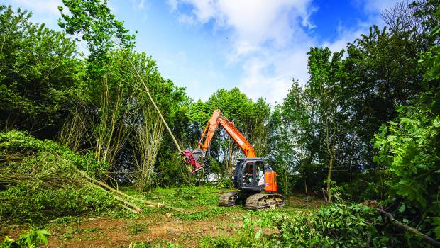 Schmitt TP fait le choix d’une pelle forestière Hitachi