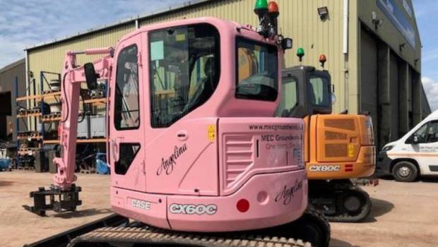 Une mini-pelle Case contre le cancer du sein