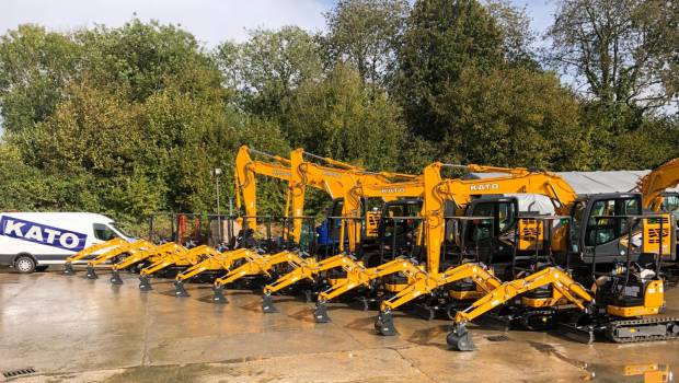 21 mini pelles Kato livrées à Londres