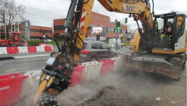 Une fraise hydraulique MB Crusher trace la voie du nouveau tramway de Bordeaux