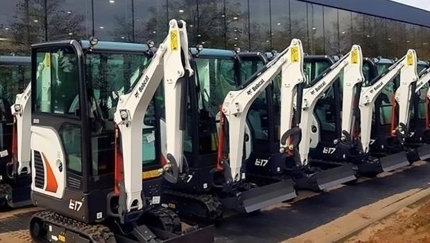 La mini-pelle Bobcat E17 engagée dans la construction du réseau de fibre optique belge
