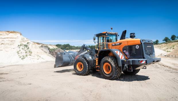 Doosan lance la nouvelle chargeuse sur pneus DL420-7