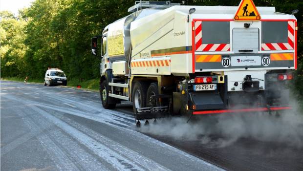 Pour limiter la poussière, aucun matériel spécifique n’est imposé aux travaux publics