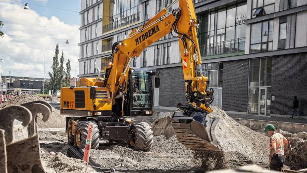 Hydrema étend sa gamme de pelles sur pneus