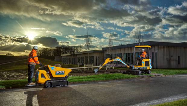JCB étoffe sa gamme électrique avec le E-Dumpster