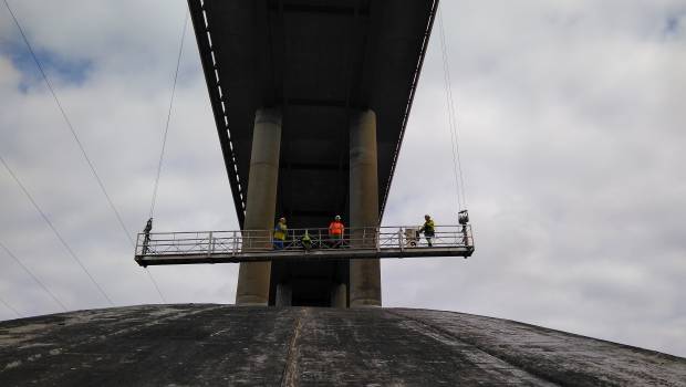 Pont de Chateaubriand : une passerelle aux bras longs