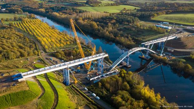 Le viaduc de la Mayenne arbore sa structure métallique