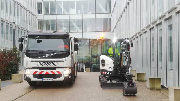 Une mini-pelle Volvo ECR25E et un Volvo Truck FE en place chez Eiffage