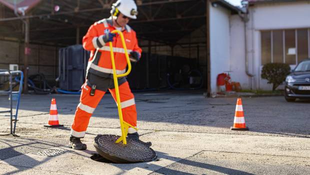 Assainissement : un outil pour soulever les grilles et plaques d’égout plus facilement