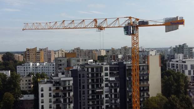 Trois grues Potain à l'oeuvre dans un quartier de Varsovie