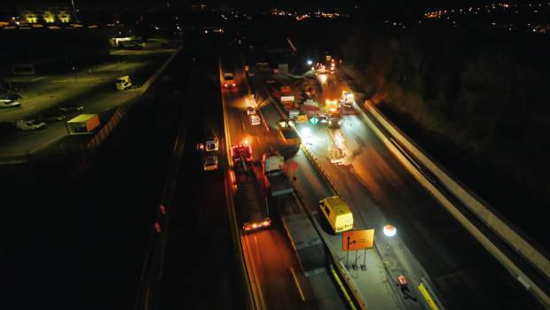 Des poutres de métal pour le nouveau viaduc de l'Isère