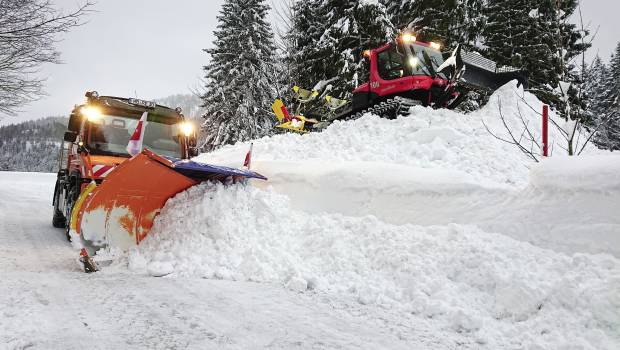 Un Unimog en version chasse-neige