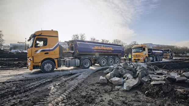 Deux Mercedes-Benz Actros pour le site de construction du nouvel hôpital près de Stuttgart