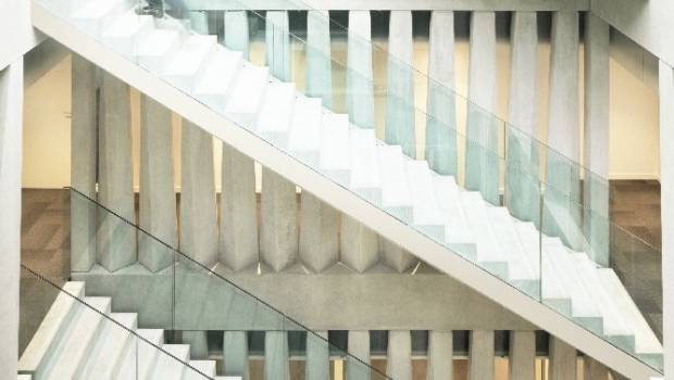 Des colonnes en béton préfabriqué prismatiques