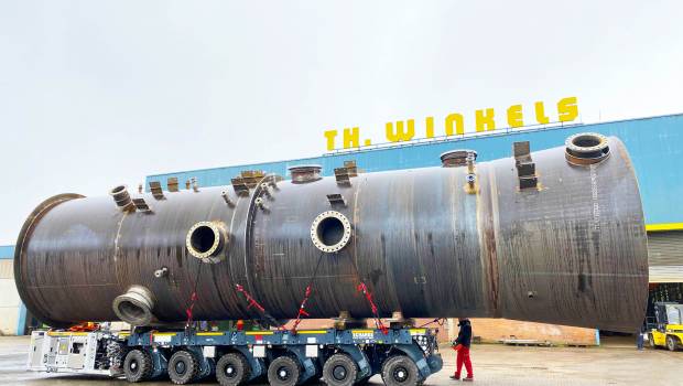 Les automoteurs Cometto SPMT pour 3 colonnes d'acier