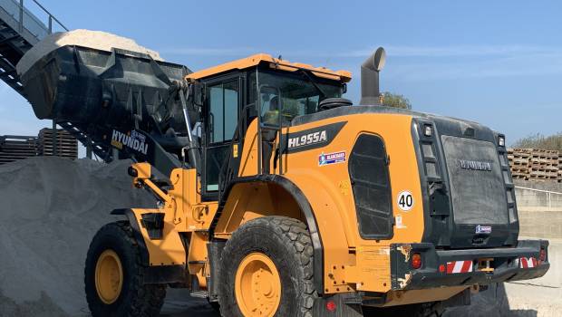 Une chargeuse HL955A chez Perin et Cie