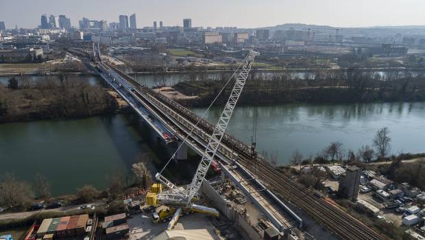 Eole : dernier grutage sur le saut-de-mouton de Bezons