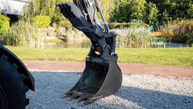 Mecalac lance un pouce hydraulique pour  6MCR et ses 7MWR.
