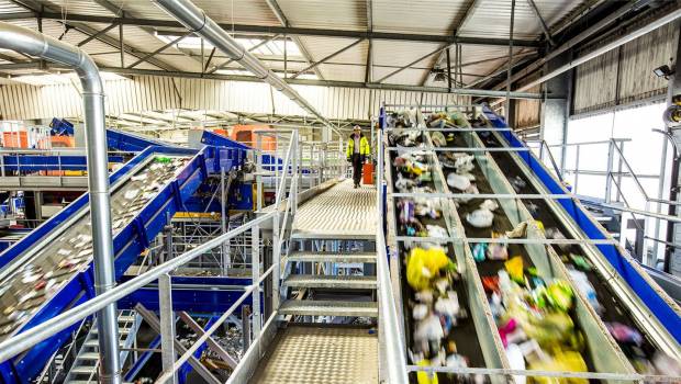 Suez et Deepomatic développent une solution pour automatiser la détection des déchets non conformes dans les centres de tri