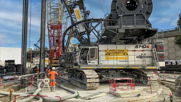 Spie Batignolles enfouit des lignes haute tension avec Sennebogen