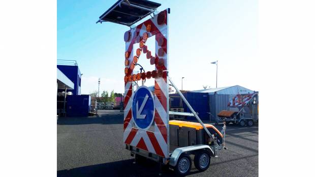 Signalisation routière : Aximum innove avec une flèche lumineuse solaire nomade